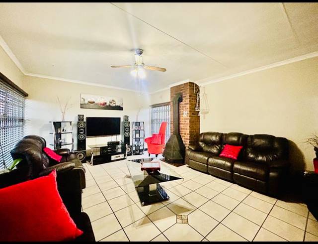 4 BEDROOM HOUSE FOR SALE IN VANDERBIJLPARK CE 3